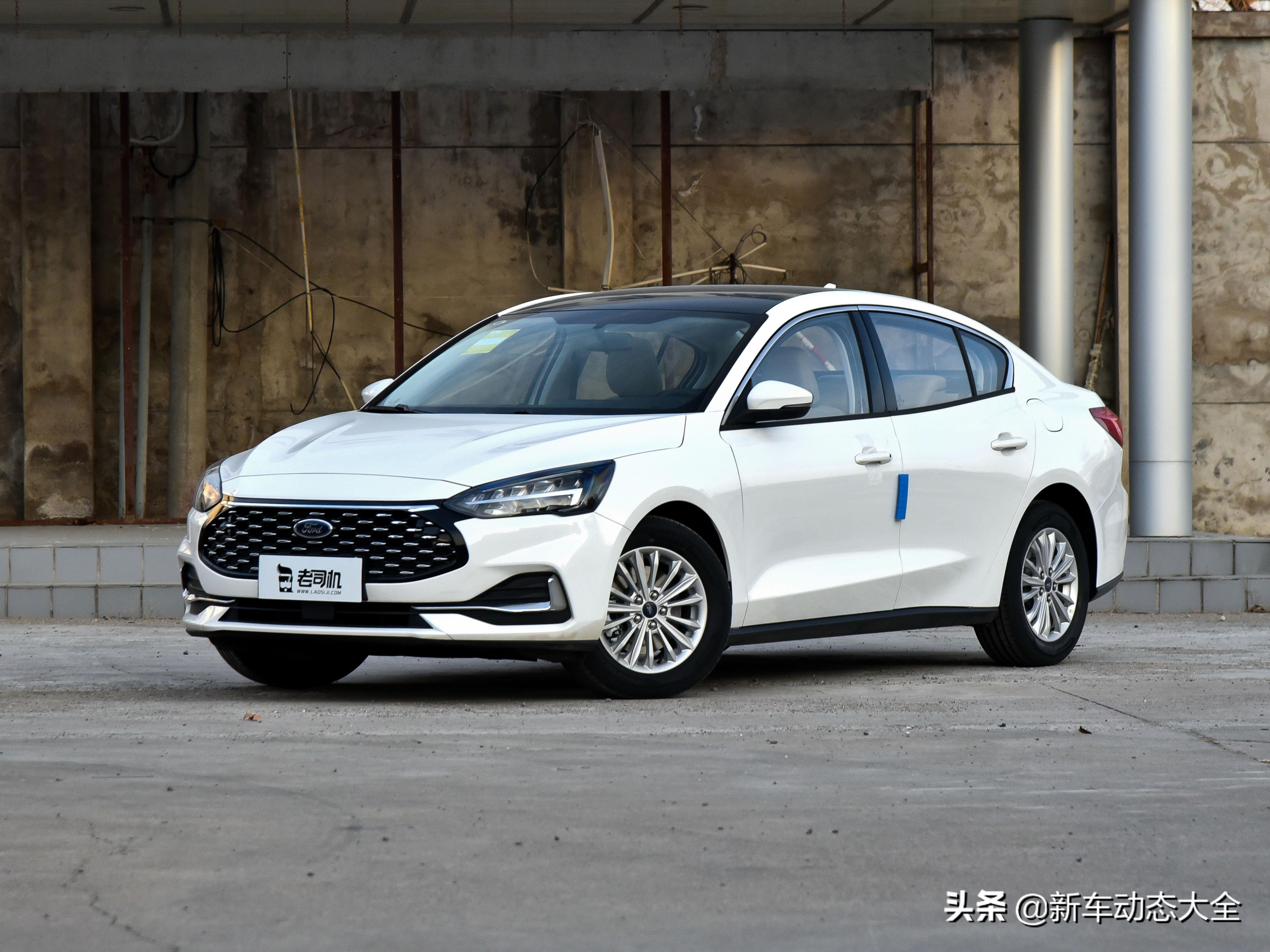 三厢版本合资家轿，低油耗底盘稳用料好，实拍福克斯