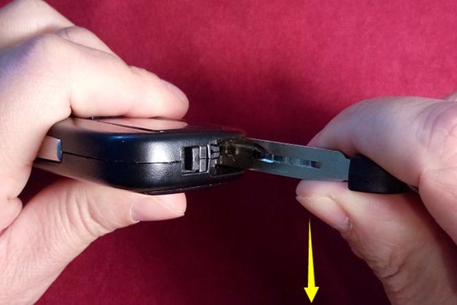 凯美瑞钥匙电池电量低请更换电池,凯美瑞2.5g豪华版钥匙电池更换