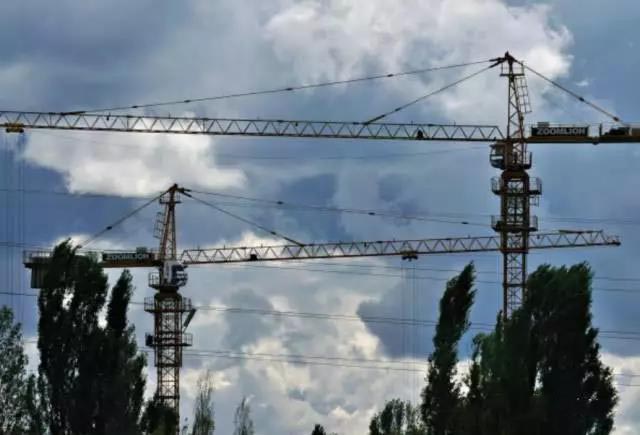 打雷怎么预防雷电伤害发生,打雷时怎样躲避雷电