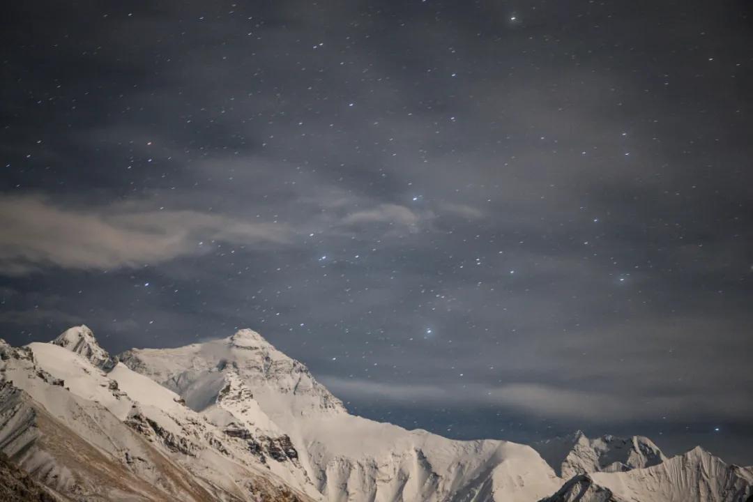 成功登顶引惊呼图片,登顶成功现场图太震撼了