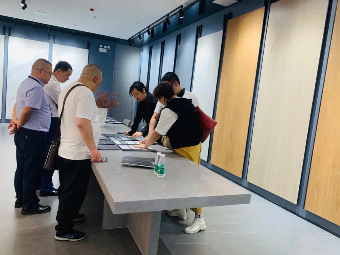 最具建筑感总部展厅亮相！华岩品致打造“百店百面”赋能“牛商”