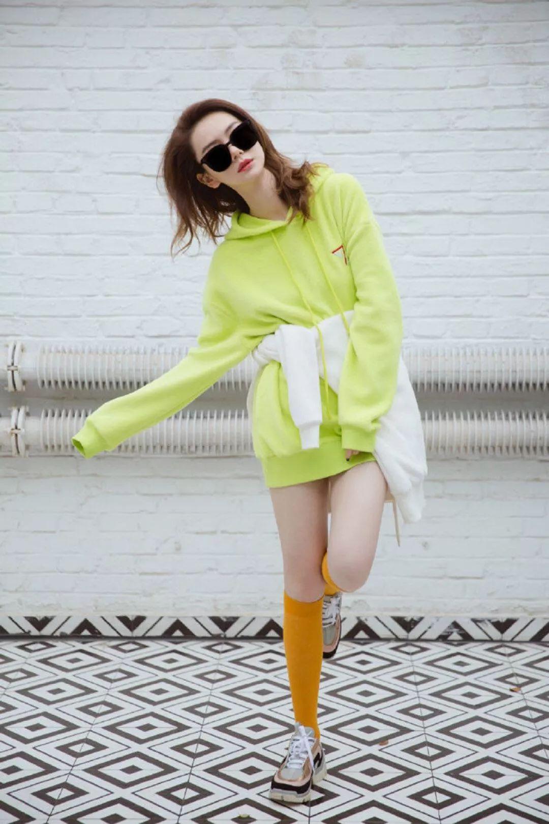 别再藏着掖着了！今年的“漏袜风”，带来一场袜子的pk盛宴