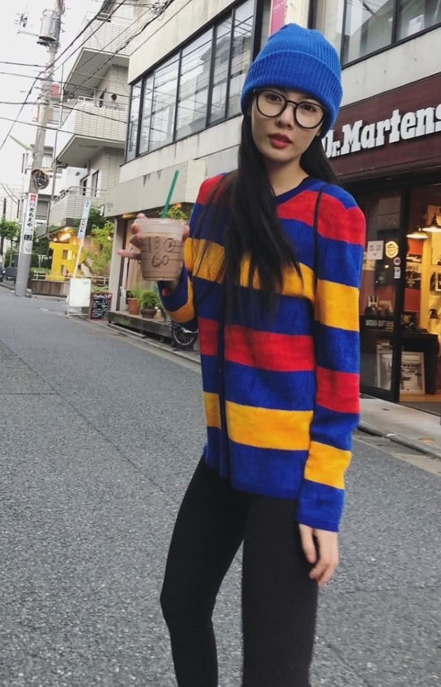 金泫雅穿袜子,金泫雅穿豹纹短裤白色高跟鞋