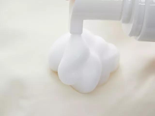 羽绒服脏了不用下水洗,羽绒服脏了用什么一喷就可以了