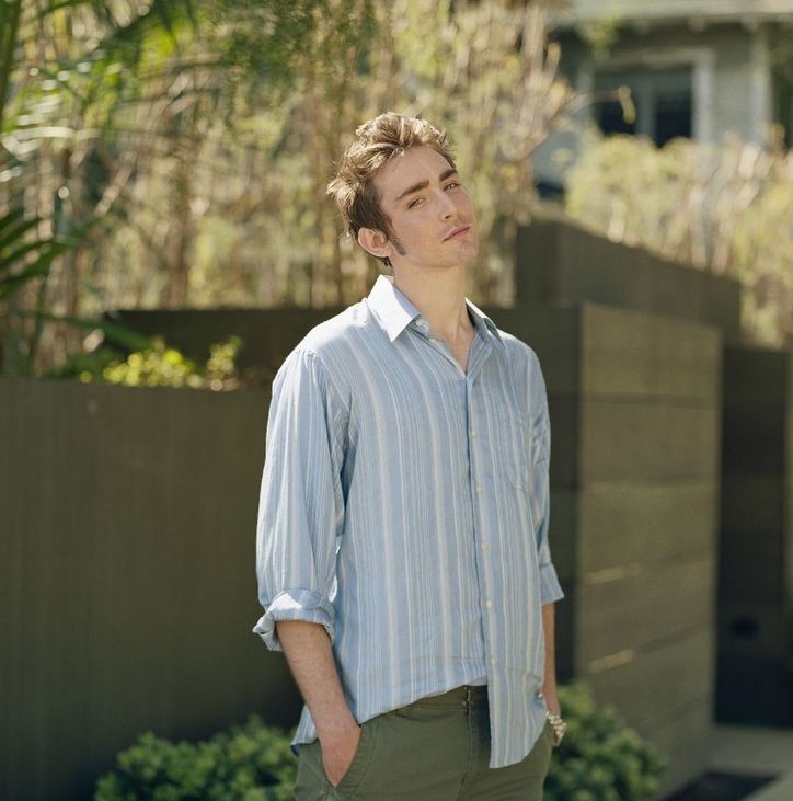 7年前惊艳世界的精灵王,如今在开拖拉机,“大王您养鸡都美”