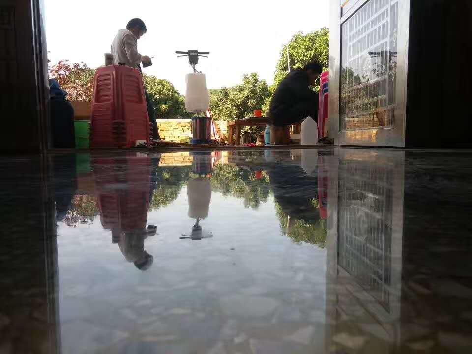 厨房水磨石砖地面脏了怎么处理,水磨石脏用什么能洗净