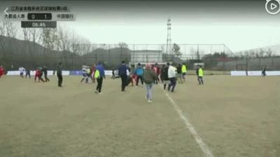 飞踢被人围殴视频,业余足球比赛恶意飞踹