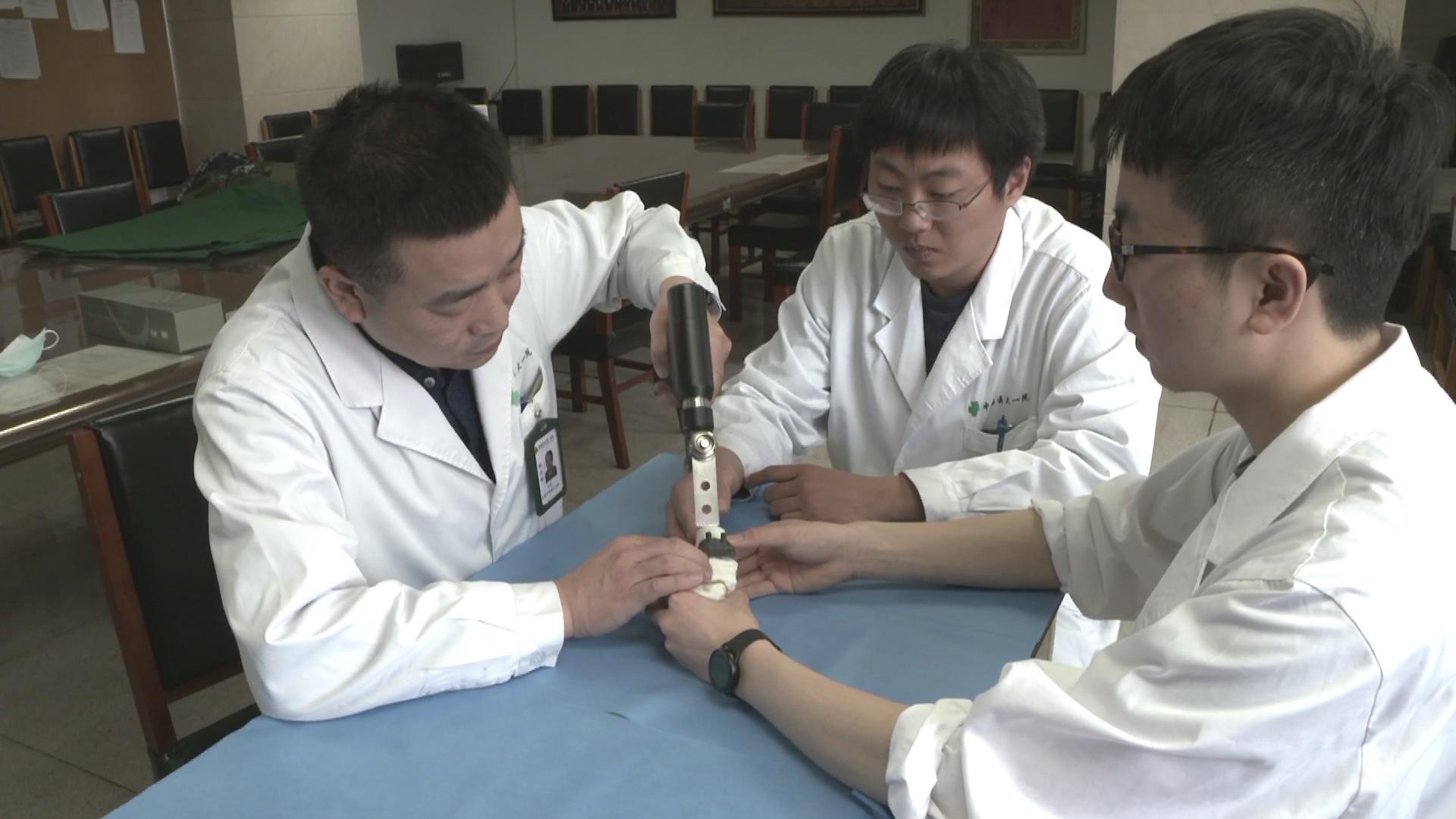 沈阳小伙小拇指骨折,沈阳小伙崴脚