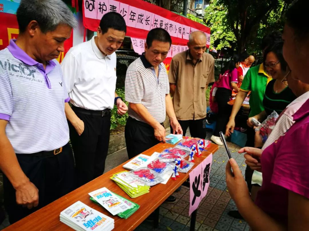 持续推进在职党员进社区志愿服务,在职党员下沉社区开展志愿服务