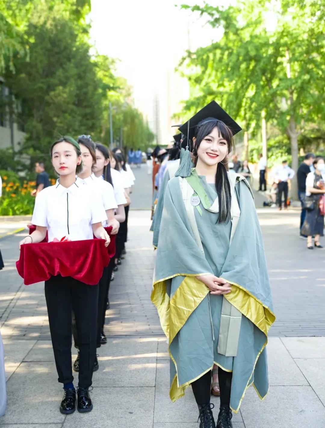 美院中国风学士服,九大美术学院学士服