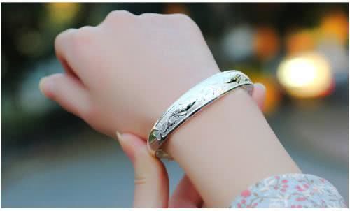 银镯子能面部排毒么,戴银镯子会使气色变好