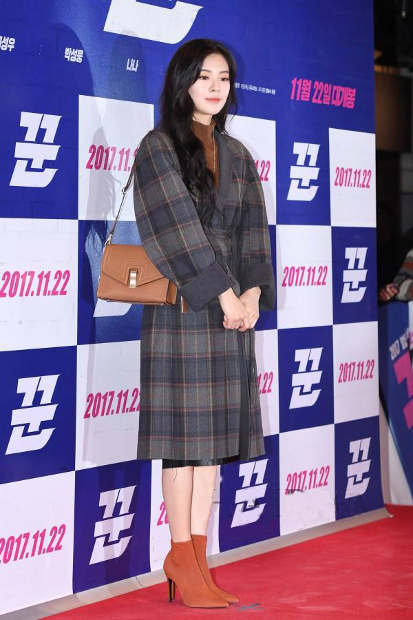 冬天大衣适合搭配什么样的包包,今年冬天穿的羊绒大衣怎么搭配