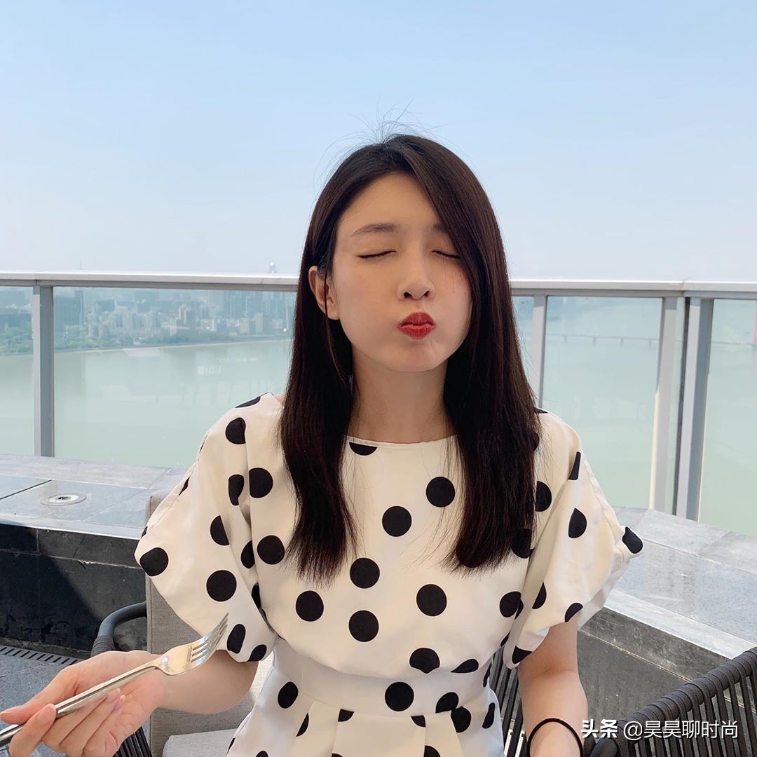 江疏影穿搭同款裙子 (江疏影吊带裙穿搭)