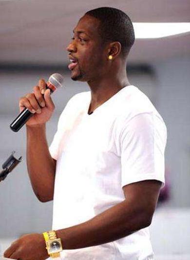 耳钉适合什么球星,科比年轻照片戴耳钉