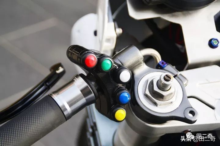 19款SYM新车发布，搭载ZXR400引擎，超炫涡*大轮**灯指纹启动