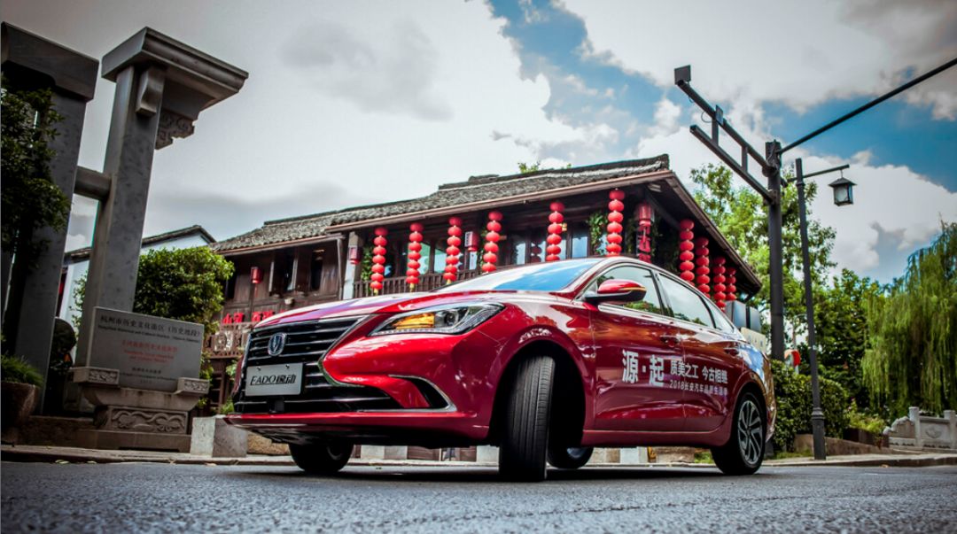 发动机水箱加水可以吗,发动机水箱加水的正确方法