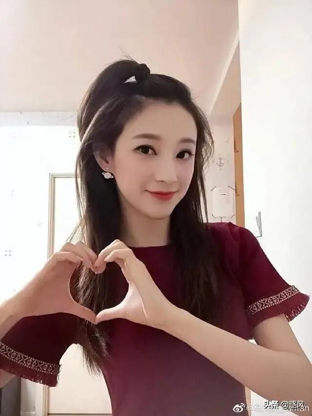 马凡舒首次主持天下足球,央视足球主持马凡舒