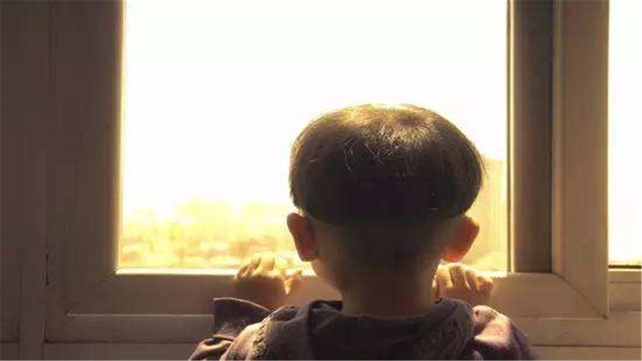 孩子学习成绩不好，熬夜沉迷游戏，三个方法教你说服孩子自制