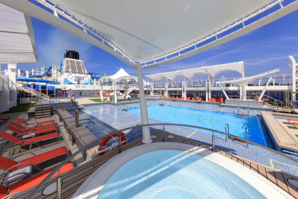 世界梦号内部游览过程 (探索梦号邮轮参观攻略)