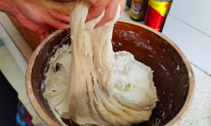 炸油条的新方法不用酵母和泡打粉,炸油条用小苏打还是用泡打粉