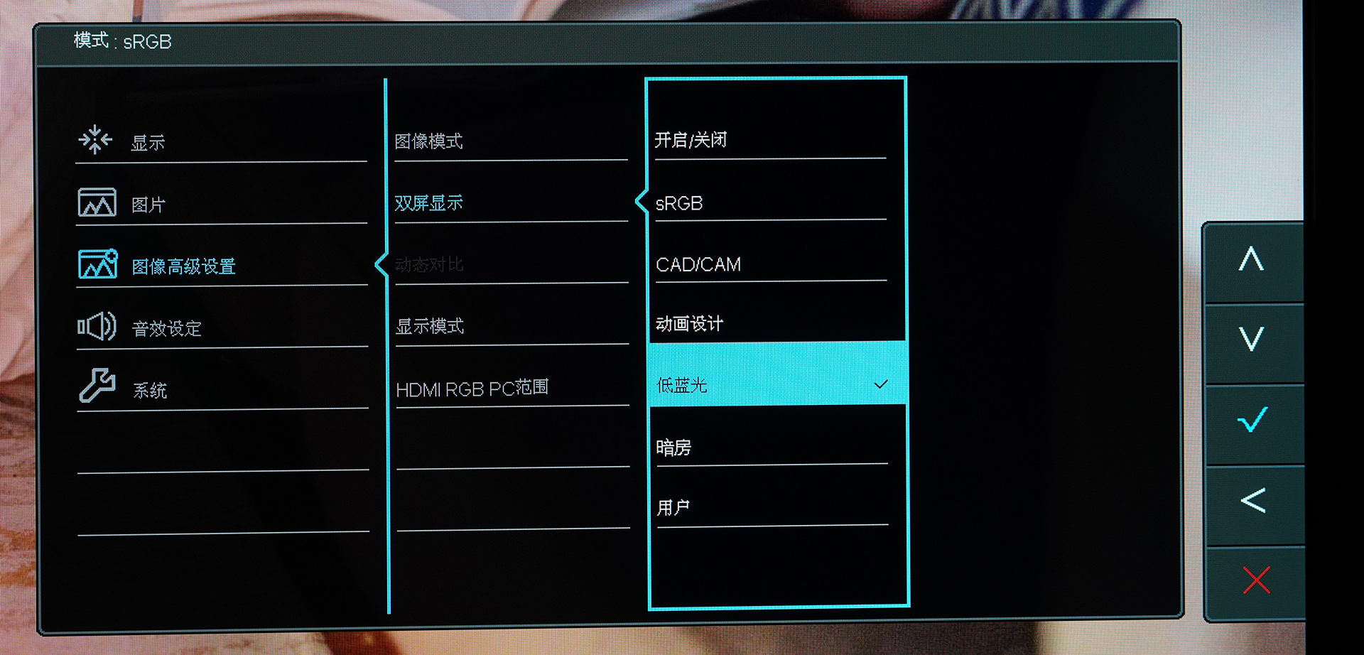 这套花费超过2W的桌面看起来是如此朴素