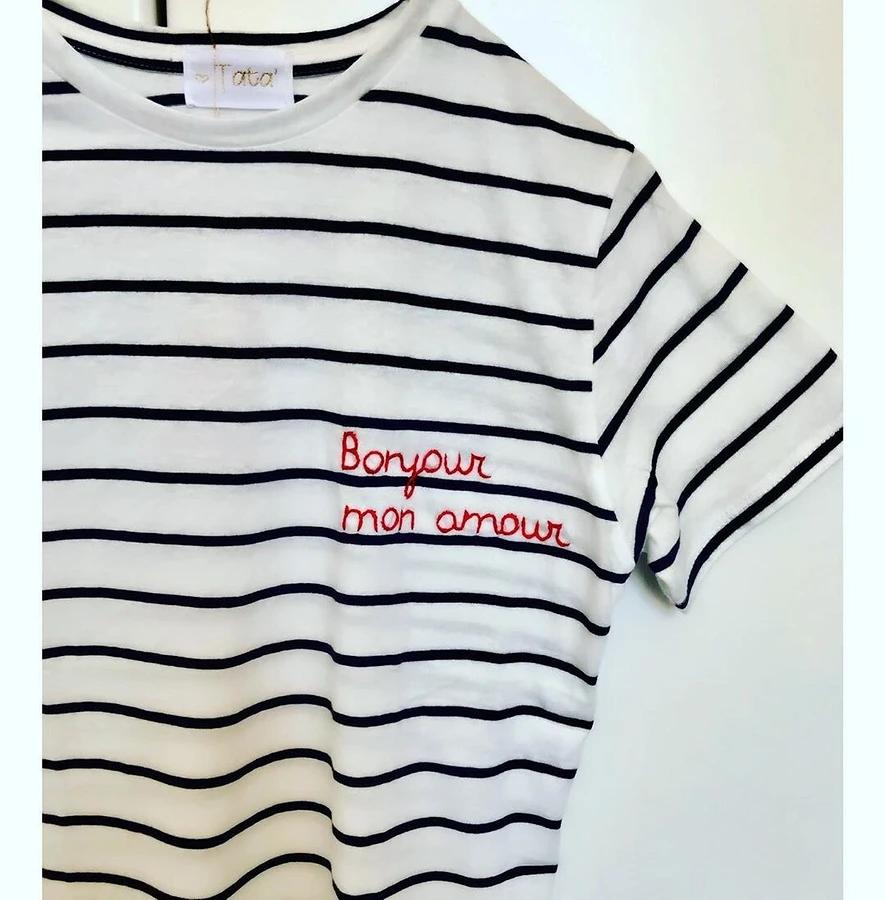 自己绣在衣服上的简单刺绣,手工刺绣t恤字母配色图片