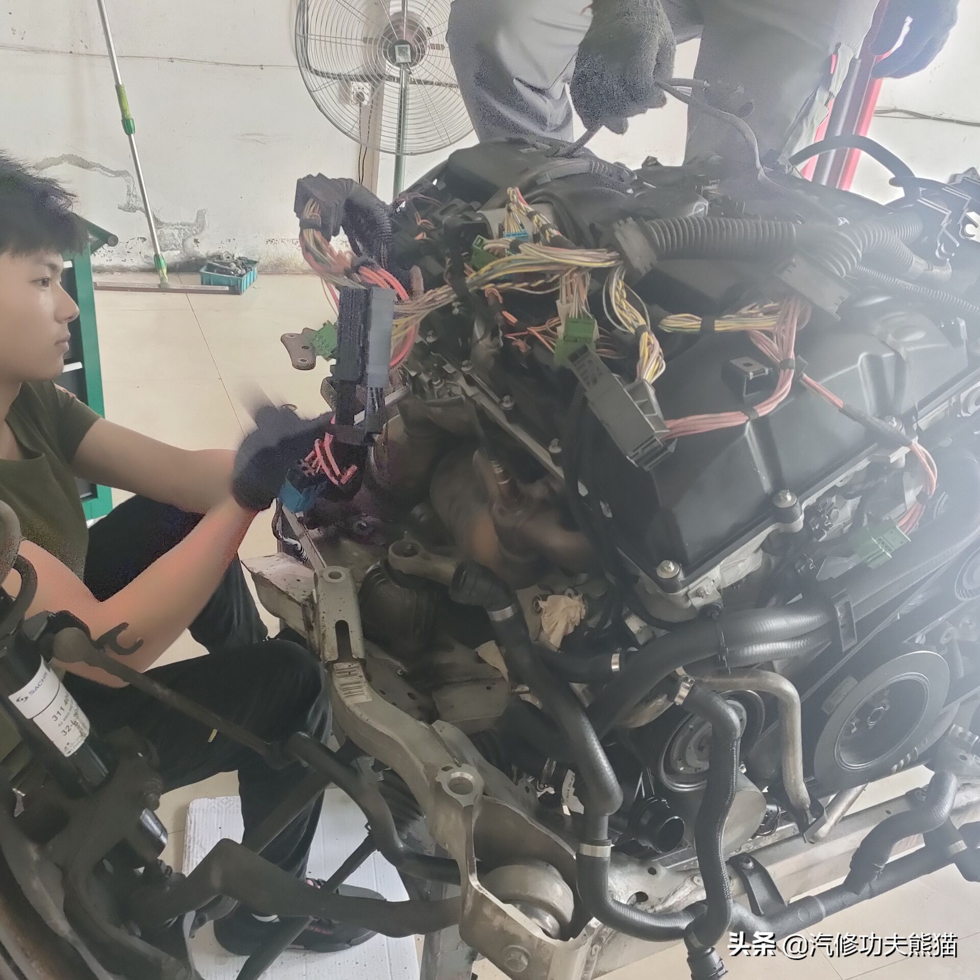 宝马e90325i2007款,宝马e90漏机油通病