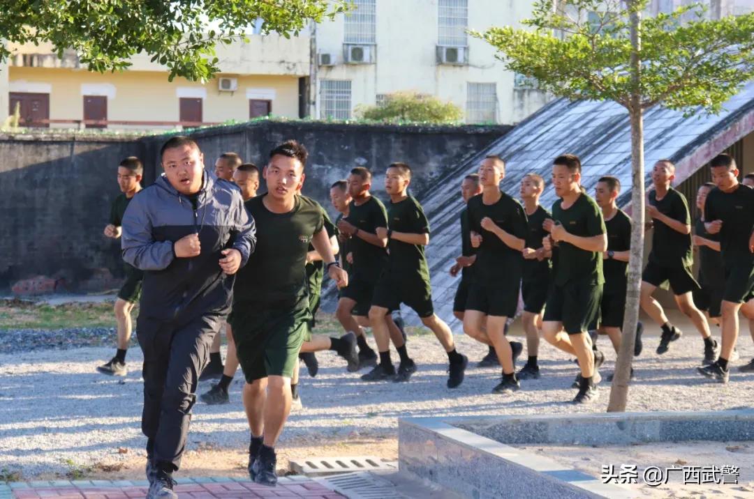 大块头真难对付,大块头当新兵