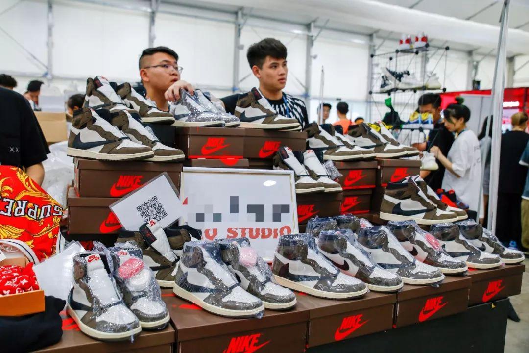 大学生一个月生活费给男朋友买鞋,大学生一个月生活费800可以吗