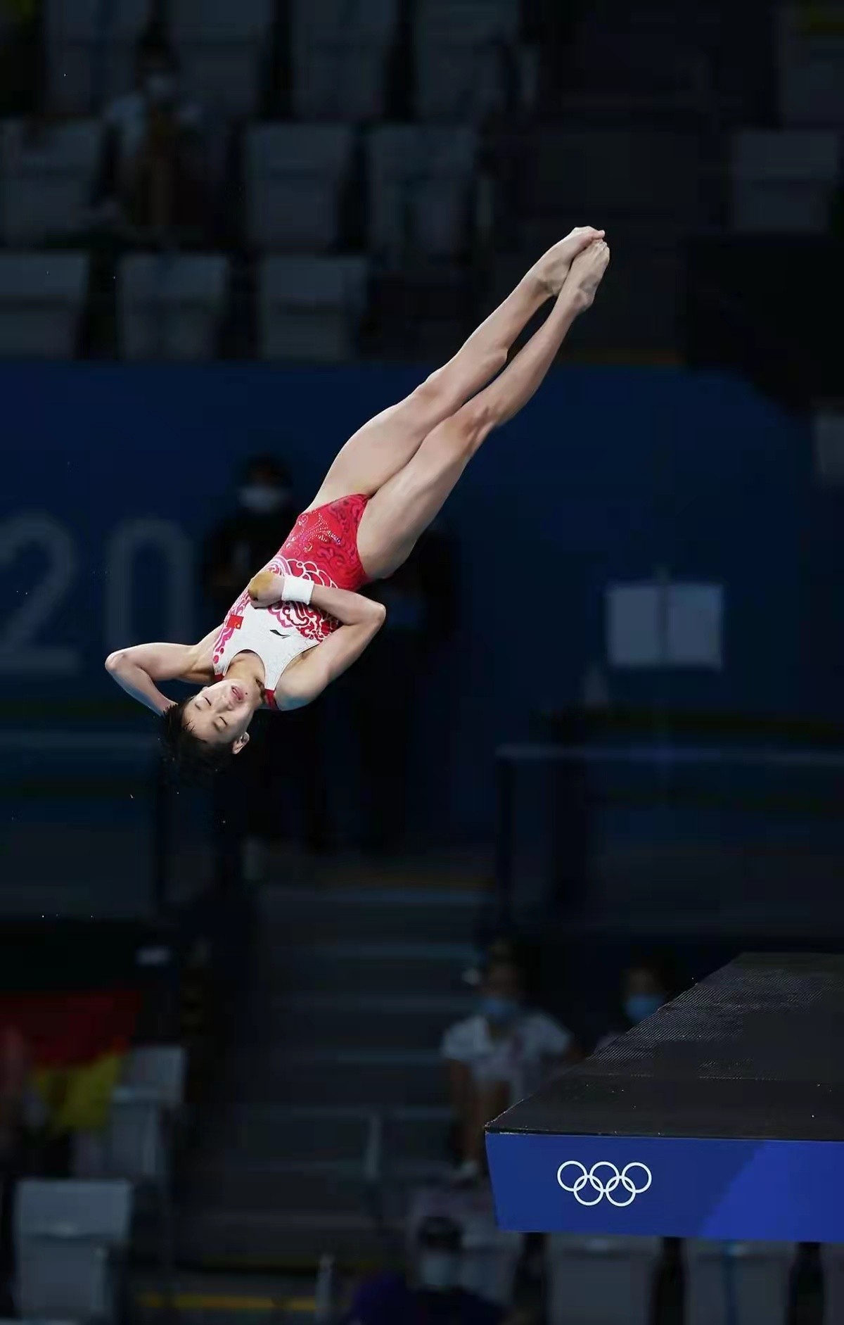 全红婵一直跟着的队医,全红婵戴口罩