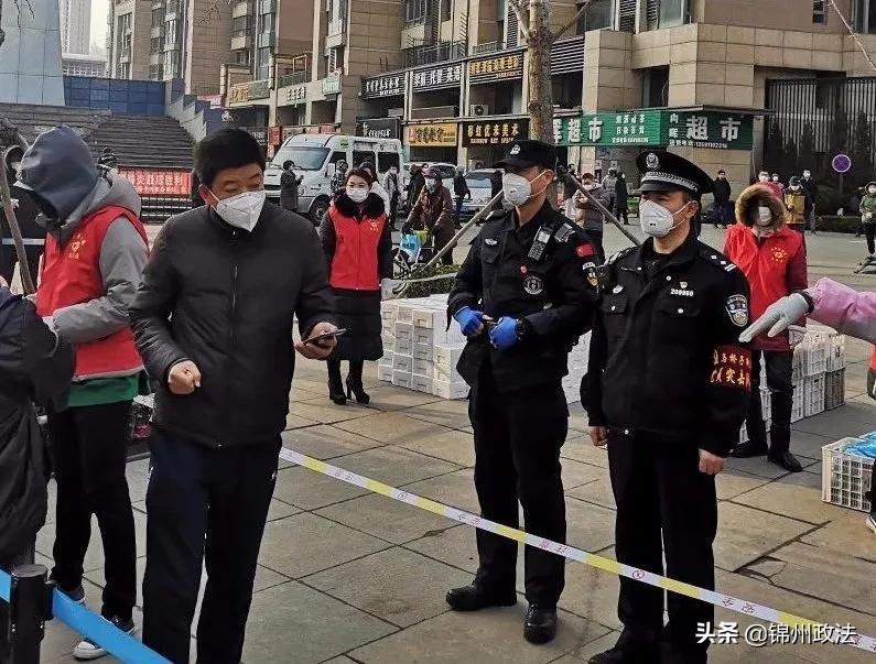 变的是“角”色不变的是“警”色