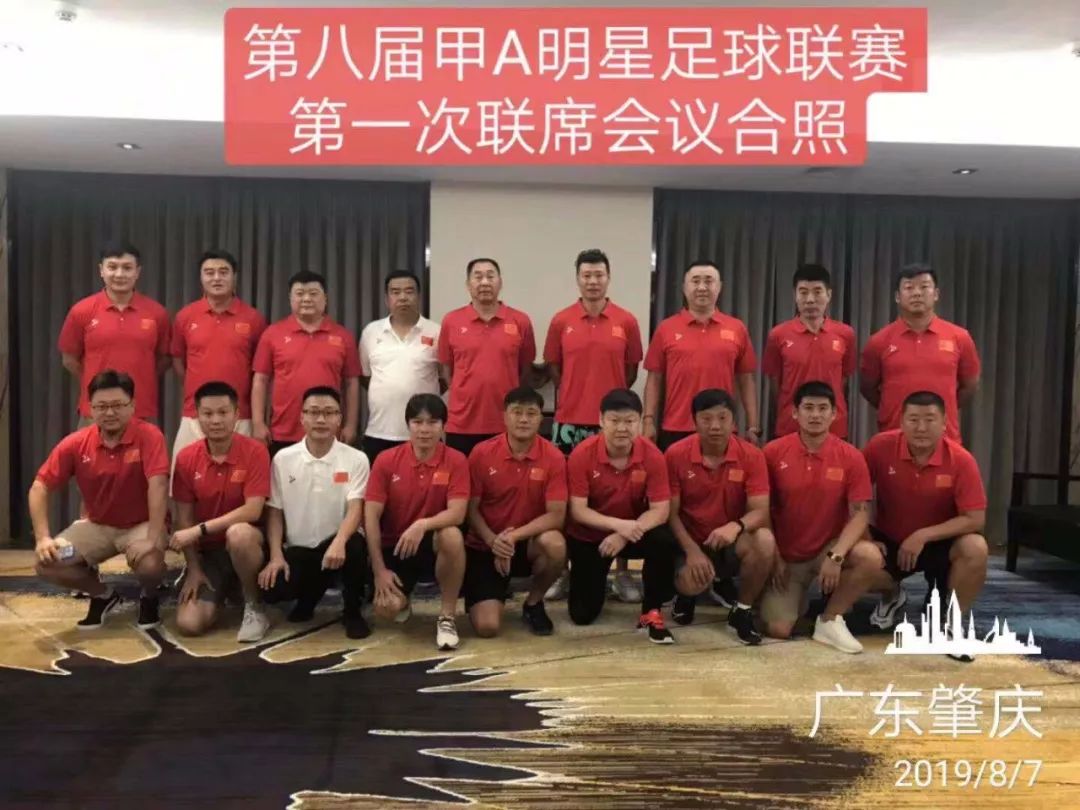 足球球星场边秀恩爱,国外足球情侣秀恩爱