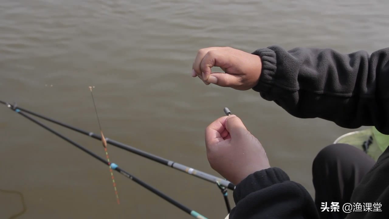 野钓鱼咬钩怎么处理,钓鱼一直被吸走鱼饵怎么办