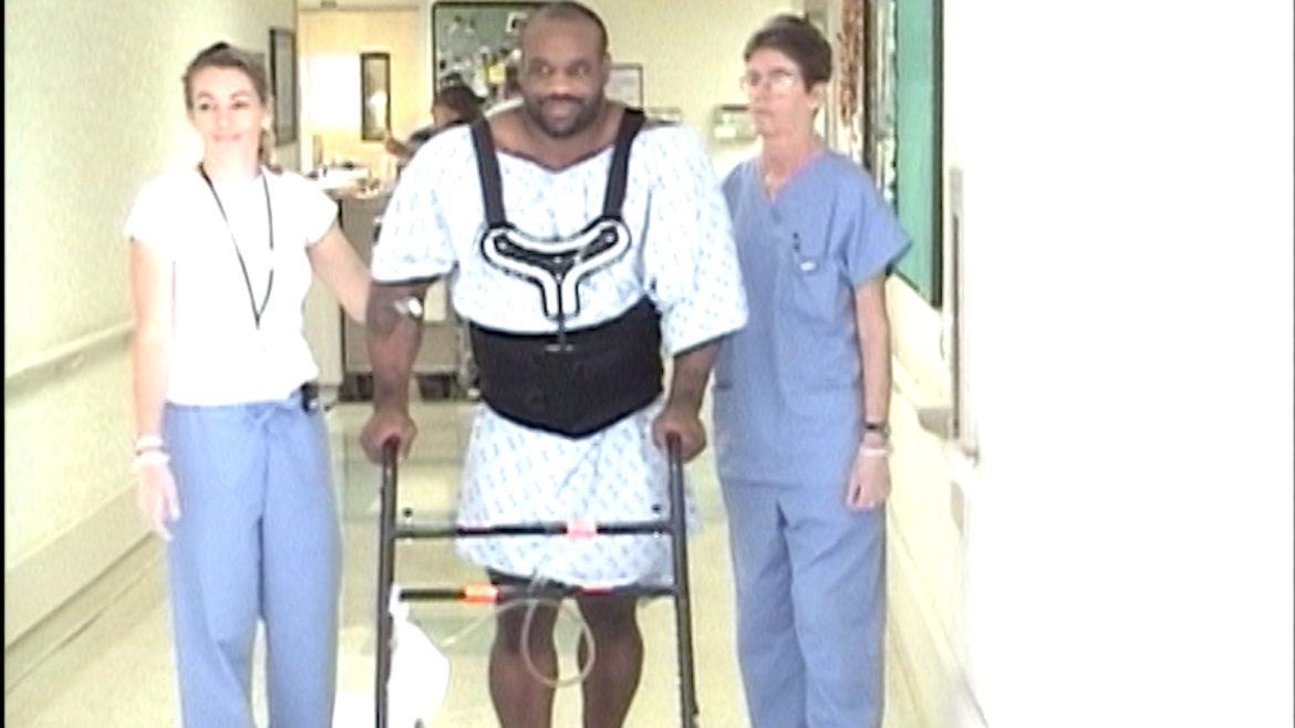 科米尔带陈康练肩,陈康古典健美奥赛