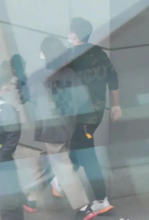 郑恺苗苗晒照庆祝结婚一周年,郑恺苗苗互相晒照庆祝结婚一周年