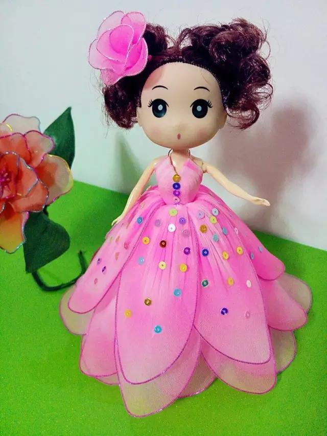 用袜子给芭比娃娃制作古装衣服,把袜子套在小孩头上