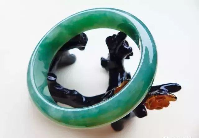 想买个玉镯子应该怎么选,怎么样挑几千玉手镯