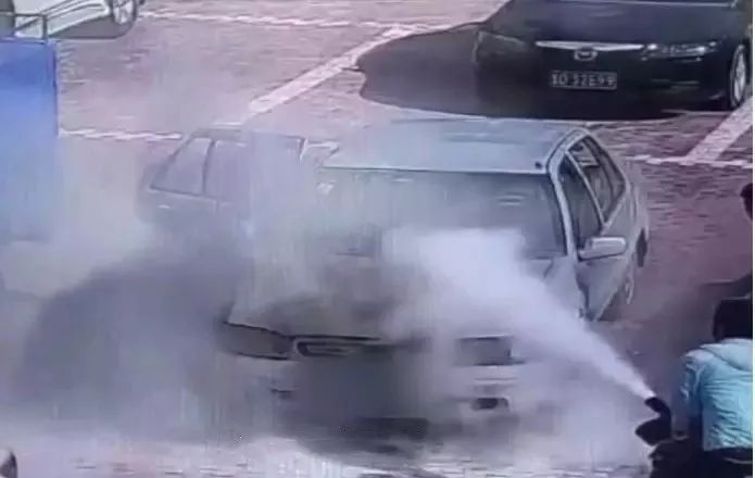 私家车自燃着火,私家车着火车主淡定拿出灭火指南