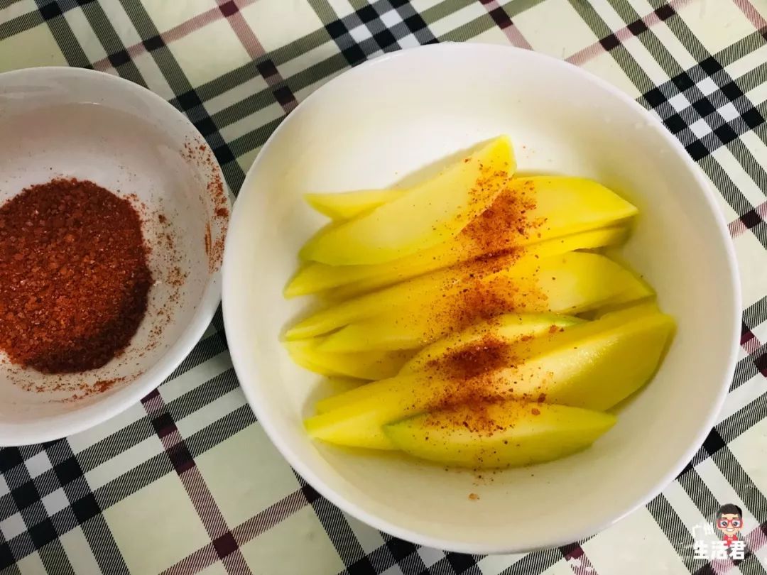 芒果蘸酱油的最佳吃法,芒果蘸辣椒是哪里的吃法