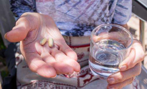 为什么有些人脖子下面有一条线,为什么有的人脖子长汗毛