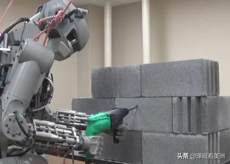 AI进化速度惊人!俄罗斯人形机器人已经学会双手使用手枪射击了