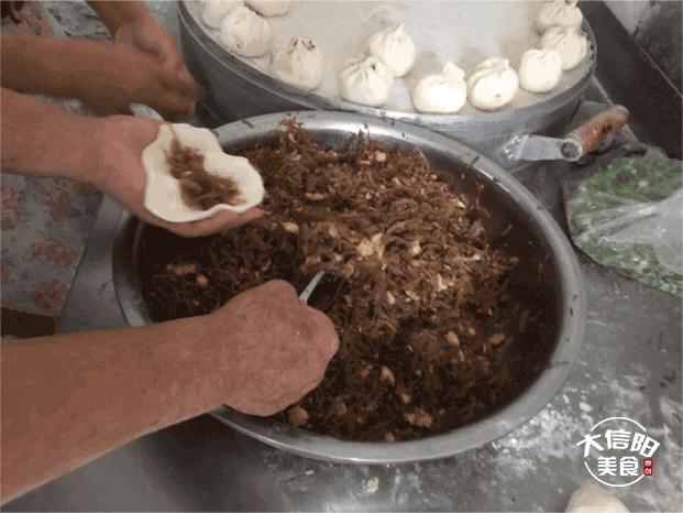 探店：信阳这家十年无名包子铺，据说排队到腿软也要吃？