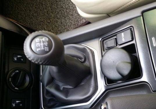 女上司座驾颠覆大家人生观，手动版普拉多，本市估计找不出第二辆