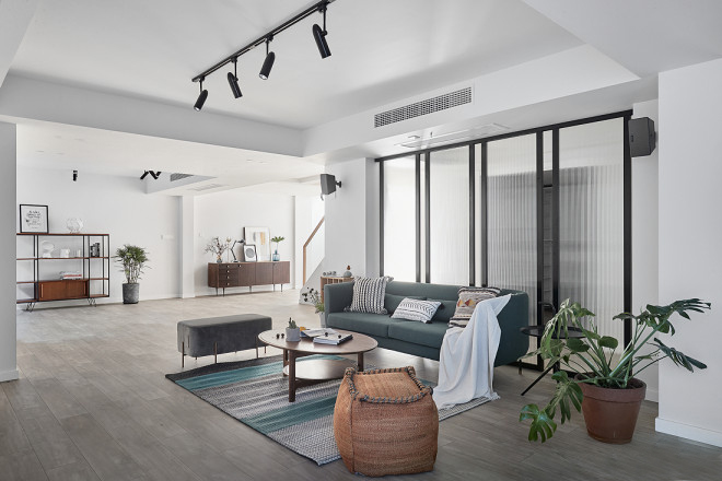 长虹玻璃做出来的阳台隔断效果,长虹玻璃嵌入墙体增加采光