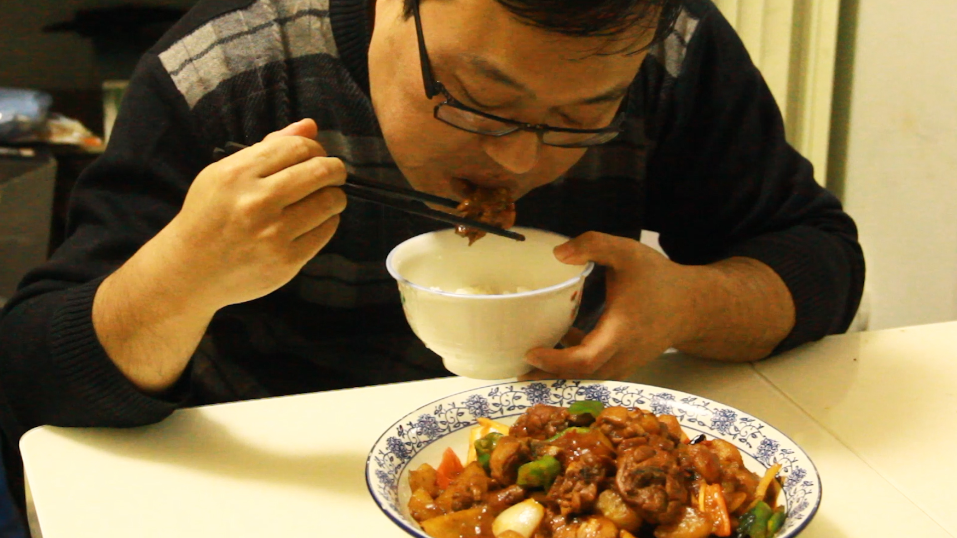 别再吃大盘鸡了！很多吃过的人为啥做不到？试着炒一次，忘掉很难