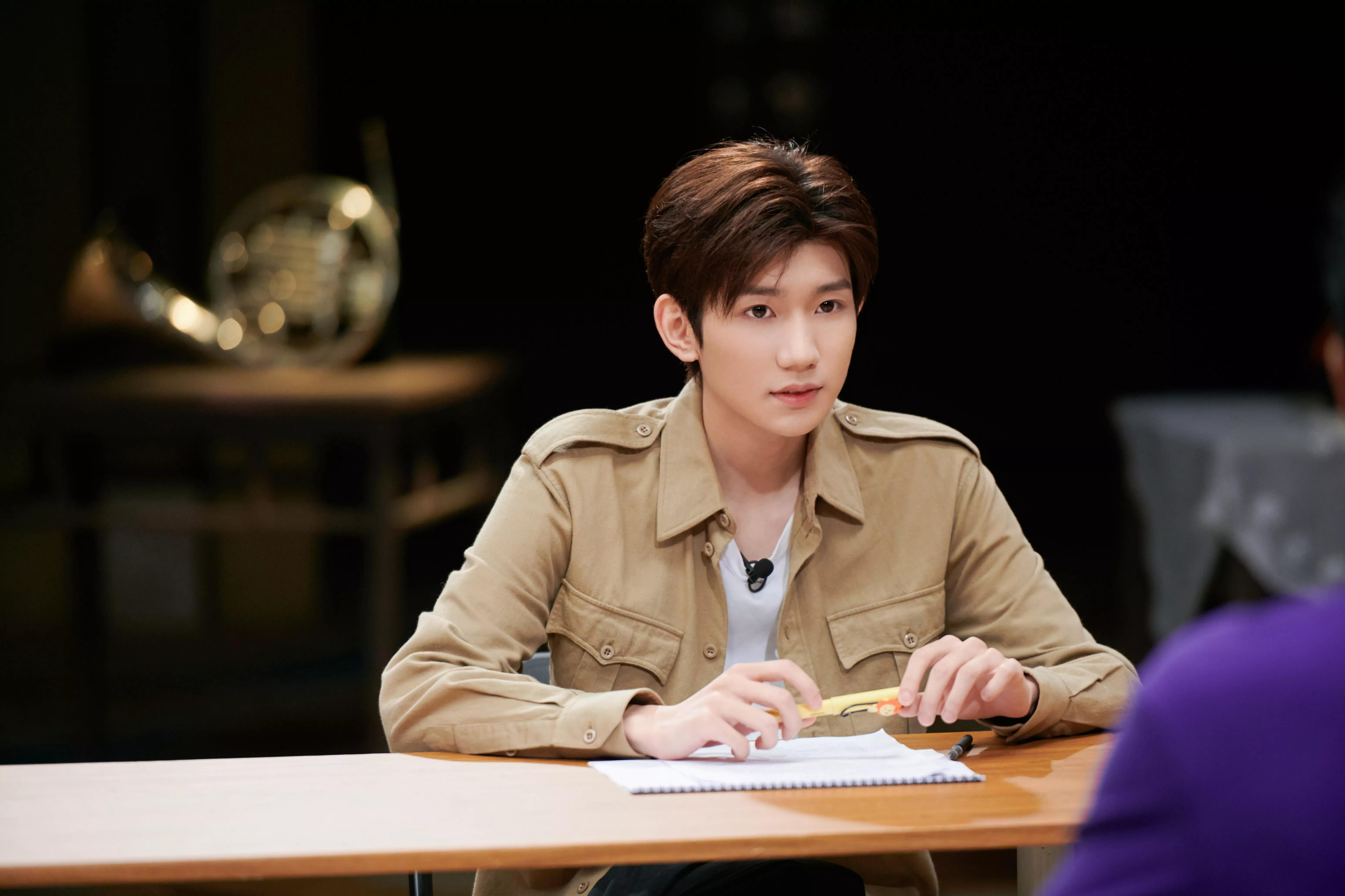 离家的人才会听的故事王源mv,王源现场饭拍离家的人