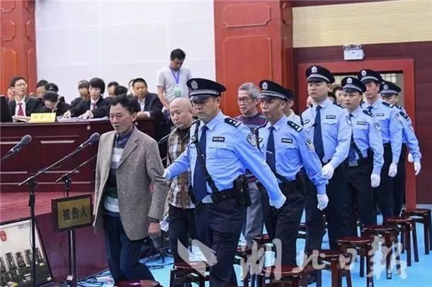 他自称“万岁”，逼人下跪磕头！盘点被扫掉的各种霸