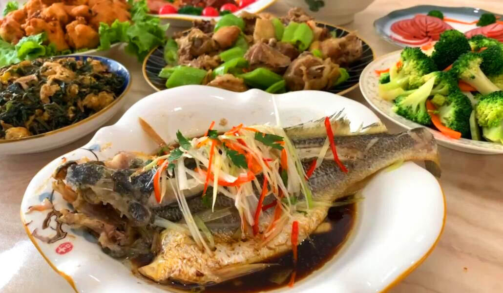 清蒸鱼放盐的最佳时间,清蒸鱼盘子边上放盐