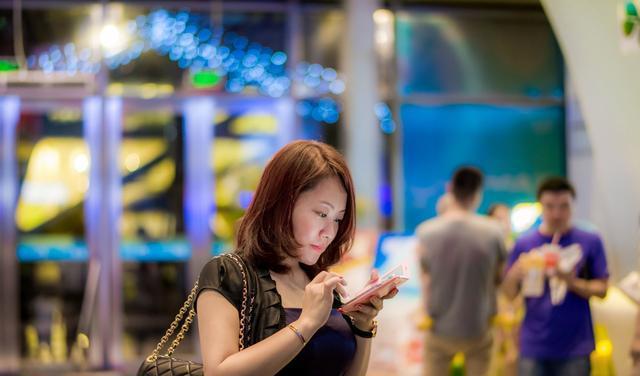 微信头像如何隐藏让某个人看不到,微信发朋友圈怎么隐藏头像