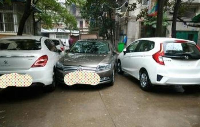 蹭了违章停车的车怎么处理,车辆被蹭了车主跑了咋办